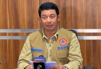 Kepala BNPB Letjen TNI Dr. Suharyanto S.Sos., M.M., saat konferensi pers dari Bandara Silangit, Tapanuli Utara, Sumatra Utara, Jumat (28/11).