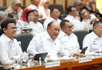 Kepala BGN, Dadan Hindayana dalam Rapat Dengar Pendapat (RDP) bersama Badan Pengawas Obat dan Makanan (BPOM) dengan Komisi IX DPR RI, di Jakarta, Senin (15/9).