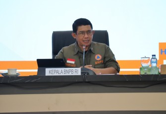 Kepala BNPB Letjen TNI Dr. Suharyanto, S.Sos., M.M., (kemeja dan rompi hijau) saat memberikan arahan kepada peserta Rapat Koordinasi Penanggulangan Bencana di Auditorium Istana Gubernur, Kota Padang, Sumatra Barat pada Rabu (75).