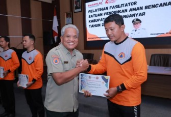 Kepala Pelaksana BPBD Karanganyar, Hendro Prayitno, menyerahkan piagam penghargaan kepada guru SD peserta pelatihan fasilitator SPAB, di Kantor Bupati Karanganyar, Selasa (1542025).