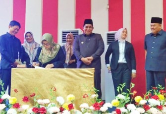 Ketua DPRD Kabupaten Bintan Fiven Sumanti saat mengadakan Tanda tangan
