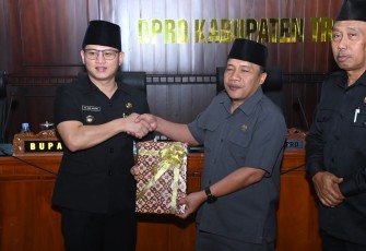 Ketua DPRD Trenggalek, Doding Rahmadi, saat menerima draf nota penjelasan RPJMD Kabupaten Trenggalek, Tahun 2050-2029, di Gedung Graha Paripurna DPRD setempat.