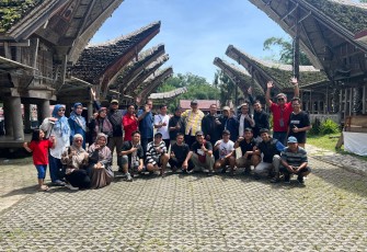 Ketua Umum DPP LDII Ir KH Chriswanto Santoso MSc melakukan silaturahim dengan jajaran Pengurus DPD LDII Kabupaten Tana Toraja di Kantor Sekretariat DPD LDII Kabupaten Tana Toraja, Tambunan, Kecamatan Makale Utara, Sulawesi Selatan, Minggu (28/12/2025). Kunjungan ini menjadi bagian dari upaya penguatan organisasi, pembinaan kader, serta konsolidasi peran LDII dalam pengabdian kepada masyarakat, bangsa, dan negara.