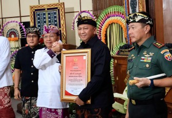 Kepala Kejaksaan Tinggi Bali sekaligus putra daerah, Ketut Sumedana saat Raih Penghargaan Khusus dalam Rapat Paripurna ke-34 yang berlangsung Kamis (14/8) melalui Keputusan DPRD Bali Nomor 16 Tahun 2025 yang telah disepakati secara bulat oleh seluruh fraksi.