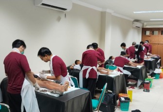 Khitanan massal gratis yang digelar Badan Amil Zakat Nasional (Baznas) Karanganyar di Aula Masjid Agung Madaniyah, Kamis (6/11/2025).