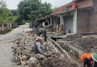 Babinsa Klumutan bersama Warga Gotong Royong Perbaiki Saluran Air