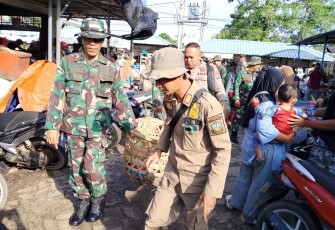 Kodim 0315/Tanjungpinang Karya Bhakti Pasar Barek Motor Kijang