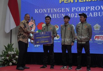 Dandim Pacitan saaat Serahkan Penghargaan Untuk Atlet Porprov