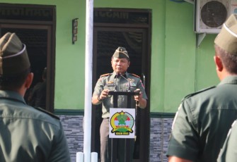Komandan Kodim 0803/Madiun Letkol Inf I Nyoman Adhisaputra saat memimpin upacara bendera hari Senin yang digelar di Makodim 0803/Madiun, Senin (08/12/2025).