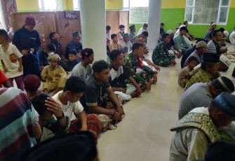 Personel satgas TMMD Ke-123 Kodim 1310/Bitung saat melaksanakan sholat Jumat berjamaah bersama Warga Sekitar Lokasi TMMD