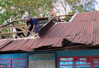 Babinsa dan Warga Gotong Royong Rehab Sekolah di Palampang
