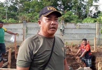 Serma Bonny Katuuk bersama Personil Satgas TMMD Kodim 1310/Bitung saat melakukan pembangunan Bak air