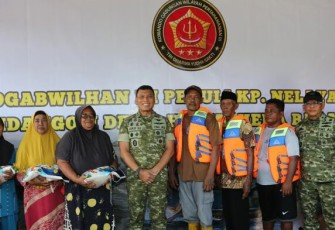 Kogabwilhan III Salurkan Bantuan Sembako dan Life Vest kepada Nelayan di Maluku Utara