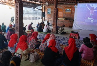 Warga nonton bareng siaran langsung prosesi pelantikan kepala daerah, di Joglo Dawan, Tasikmadu, Karanganyar pada Kamis (20/2/2025)