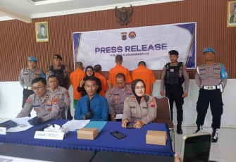 Konferensi pers di Mapolres Karanganyar, Selasa (4/11/2025), terkait penangkapan empat pelaku kasus curanmor di wilayah Kabupaten Karanganyar.