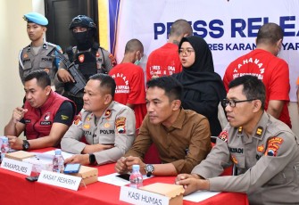 Konferensi pers di Mapolres Karanganyar, Selasa (7/10/2025), terkait penangkapan tiga tersangka pengedar narkoba dan obat keras golongan G.