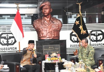 Mendes PDT Yandri Susanto saat melakukan audiensi dengan Panglima Kopassus Letnan Jenderal TNI Djon Afriandi, di Markas TNI AD Kopassus, Jakarta Timur, Selasa (23/12/2025).