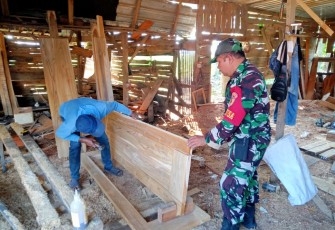 Babinsa Karangjati saat Komsos Dengan Pengrajin Mebel