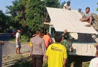 Babinsa Koramil 0805/12 Mantingan dan Babinkamtibmas Kerja Bakti Bangun Poskamling
