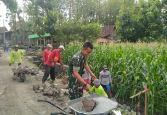 Babinsa Koramil 0805/12 Mantingan Bersama Masyarakat Kerja Bakti Pembuatan Talud