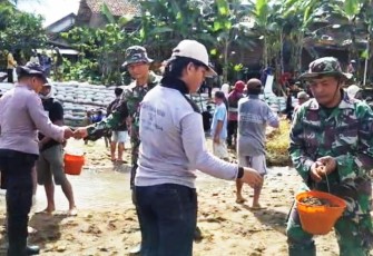 TNI-Polri dan Warga Trenggalek saat Gotong Royong Perbaiki Tanggul.