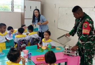 Babinsa Koramil 1710-02/Timika saat Dampingi Pelaksanaan MBG di Wilayah Binaannya