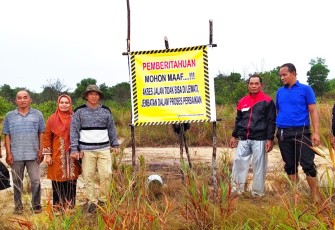 Camat Seri Kuala Lobam Bersama Pemdes Kuala Sempang Tutup Akses Jembatan yang mau Roboh