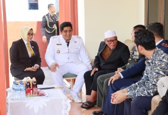 Bupati Bintan Roby Kurniawan bersama Wakil Bupati Bintan Deby Maryanti dan jajaran FKPD Bintan saat mengunjungi Prajurit Operasi Dwikora.
