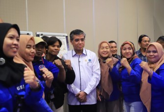 Menaker Yassierli bersama pekerja industri sawit di Jakarta, Senin (8/9)