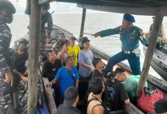 Tim First One Quick Response (F1QR) Lanal Tanjung Balai Asahan saat melakukan pengamanan, Senin (5/5).