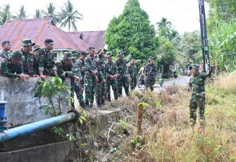 Personel Lanud Sutan Sjahrir laksanakan Patroli dalam latihan Pertahanan Pangkalan pada Triwulan I Tahun 2025 yang dipimpin langsung oleh Pgs. Dansathanlan Kapten Sus Zaoton Ahkmad didampingi KasiFasint Lettu Sus Oki Musallah, S.Pd di Lapangan Apel Mako Lanud Sutan Sjahrir, Kamis (20/2/2025).