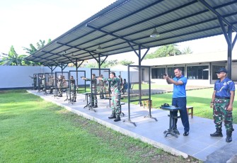 Perwira Lanud Sultan Hasanuddin Laksanakan Latihan Menembak