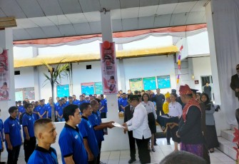 Walikota Bitung dengan di dampingi Kalapa Kelas IIB Bitung Edi Kuhen saat memberikan surat remisi bebas kepada ketiga belas warga binaan