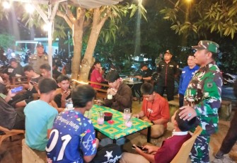 Lettu Kav Juli Purnomo saat menyampaikan imbauan kepada masyarakat agar senantiasa menjaga ketertiban dan keamanan di lingkungan masing-masing.