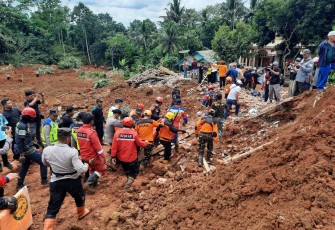Tim gabungan melakukan pencarian dan evakuasi korban tanah longsor di wilayah Kecamatan Majenang, Kabupaten Cilacap, Jawa Tengah, Jumat (14/11).