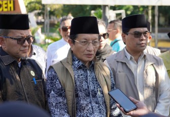 Menag Nasaruddin Umar saat doorstop dengan awak media di UIN Ar-Raniry, Sabtu (20/12/2025).