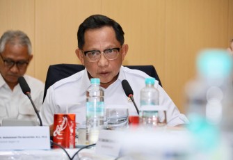 Menteri Dalam Negeri (Mendagri) Muhammad Tito Karnavian saat Rapat Satuan Tugas (Satgas) Pemulihan Pascabencana di Kota Banda Aceh, Aceh, Selasa (30/12/2025).