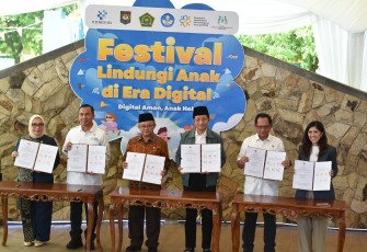 Penandatanganan Nota Kesepahaman 6 Kementerian, tentang Rencana Aksi Implementasi PP Nomor 17 Tahun 2025, di Museum Penerangan TMII, Kamis (31/7).