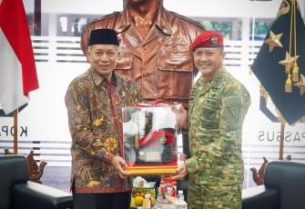 Menkop Ferry Juliantono bersama Panglima Kopassus Letnan Jenderal (Letjen) Djon Afriadi