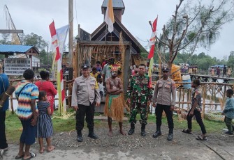 Babinsa Koramil Mapurujaya saat Hadiri Penyambutan Sekaligus Pengamanan Kedatangan Uskup Timika Di Wilayah Binaan