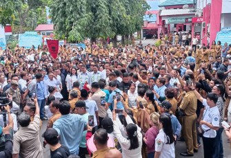 Masyarakat Kota Bitung saat menyambut Kedatangan Walikota Bitung, Hengky Honandar dan Wakil Walikota Bitung, Randito Maringka