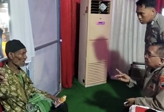 Mbah Subianto saat berada di Polsek Plaosan sebelum diantar ke rumah keluarganya di Desa Junkie, Kabupaten Magetan, Jawa Timur. (Foto: Istimewa)