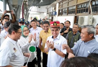 Menaker Yassierli saat Pantau Arus Mudik di Stasiun Pasar Senen, Jumat (28/3/2025).