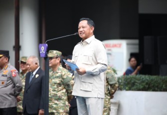 Mendagri Muhammad Tito Karnavian saat menjadi Inspektur Upacara (Irup) pada Pembukaan KPPD Gelombang II Tahun 2025 di Lapangan Tengah, Kantor Lemhannas RI, Jakarta, Rabu (5/11/2025).
