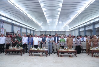 Mendes PDT Yandri Susanto bersama Wakil Menteri Koperasi Farida Farichah saat mendeklarasikan Desa Bersih dari Narkoba (Bersinar) Provinsi Sulawesi Selatan. 
