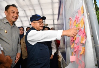 Mendikdasmen, Abdul Mu’ti saat berkunjung ke SMP Negeri 1 Tanjung Raya, Sumatra Barat, Jumat (5/12).