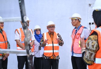 Mendikdasmen, Abdul Mu’ti, saat meninjau secara langsung Revitalisasi dan IFP di Banjarbaru