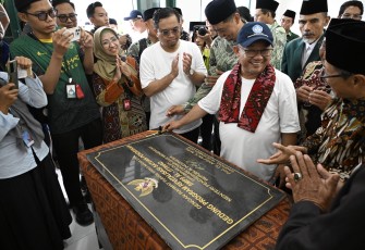 Mendikdasmen, Abdul Mu’ti didampingi oleh Kepala SMP Al-Ittihad, Sampang, Mudhar meninjau langsung bangunan hasil program Revitalisasi Satuan Pendidikan yang telah selesai pengerjaannya.