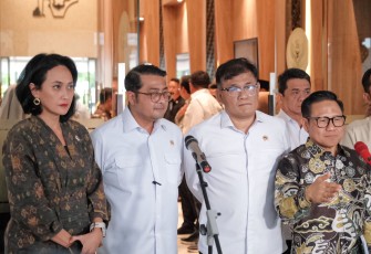 Menekraf Teuku Riefky Harsya dan Menko PMK Abdul Muhaimin Iskandar bahas pemanfaatan DTSEN untuk kebijakan yang lebih efektif dan percepatan penanggulangan kemiskinan.