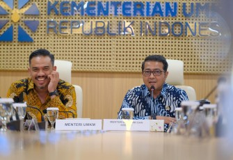 Menekraf bersama Menteri UMKM, Maman Abdurrahman beserta jajaran Kementerian UMKm membahas beberapa langkah strategis dalam beberapa program antara Kementerian Ekonomi Kreatif dan Kementerian UMKM untuk dapat meningkatkan dan menguatkan sektor ekomoni kreatif yang berkelanjutan, Gedung Kementerian UMKM, Jakarta (060525).
